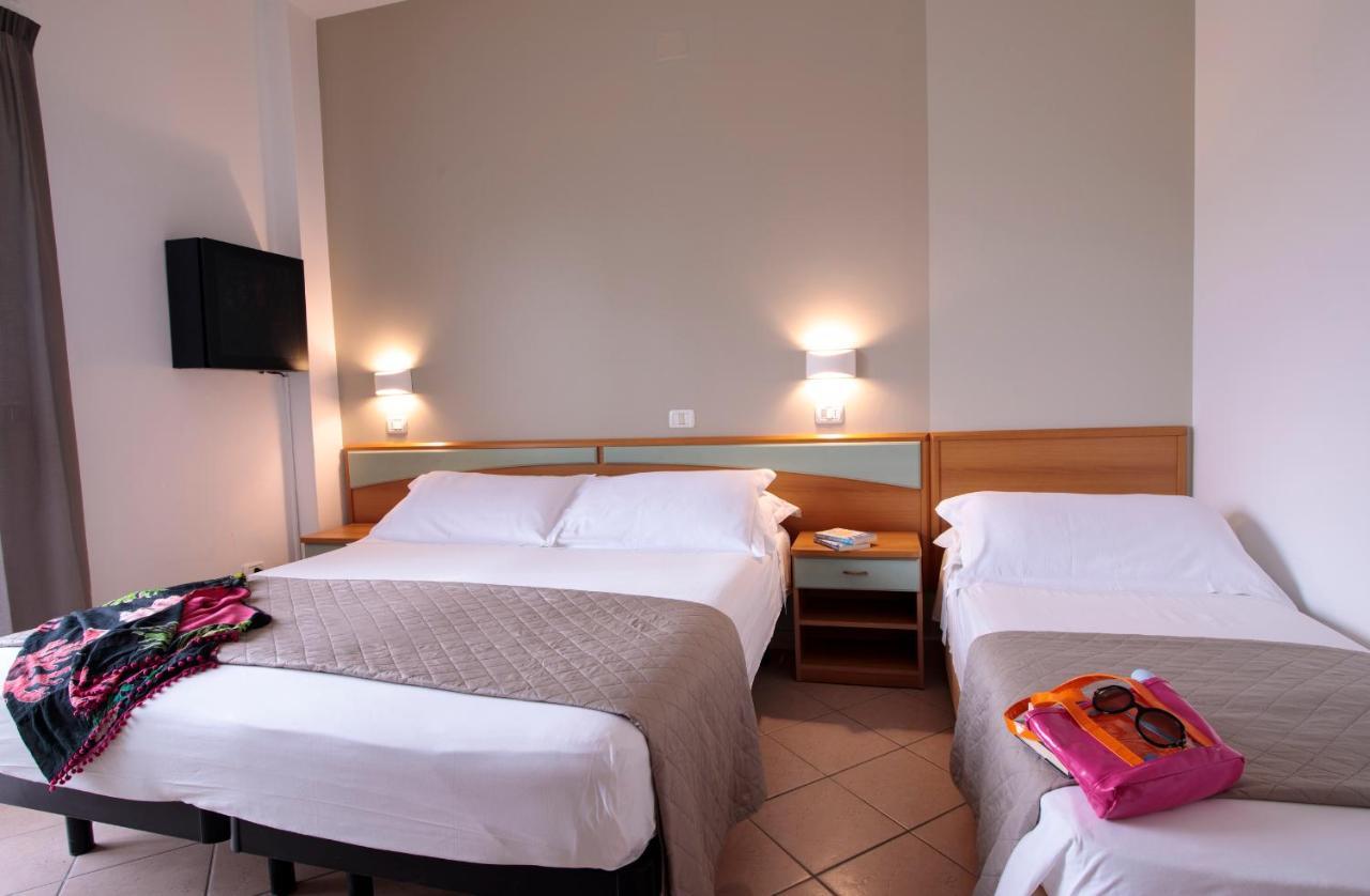 Hotel Holland Rimini Bagian luar foto