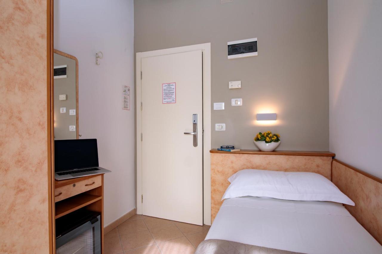 Hotel Holland Rimini Bagian luar foto