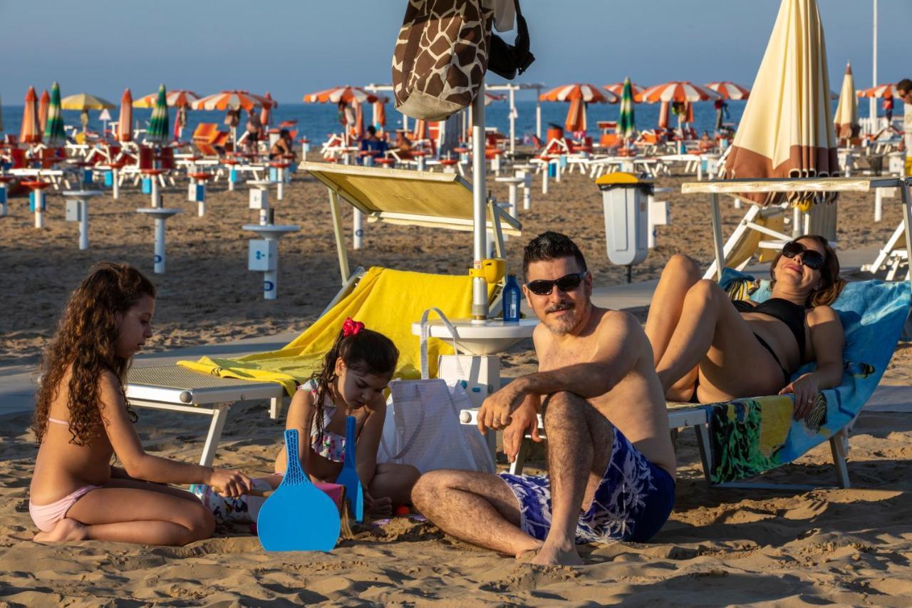 Hotel Holland Rimini Bagian luar foto